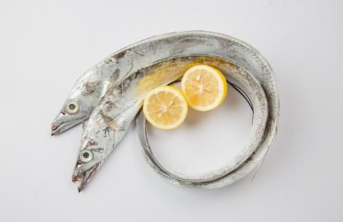  有个|经常炸的带鱼粘锅怎么办？这里有个小技巧交给你！吃带鱼好处多多