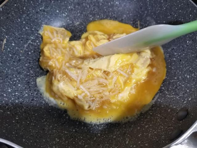  韭菜|鸡蛋别用来炒韭菜了，和它一起炒，脆嫩爽口，家人都爱吃