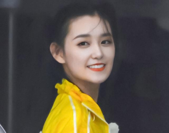  真实|蒋依依《奔跑吧》下水，脱妆截图火了，颜值太过真实了