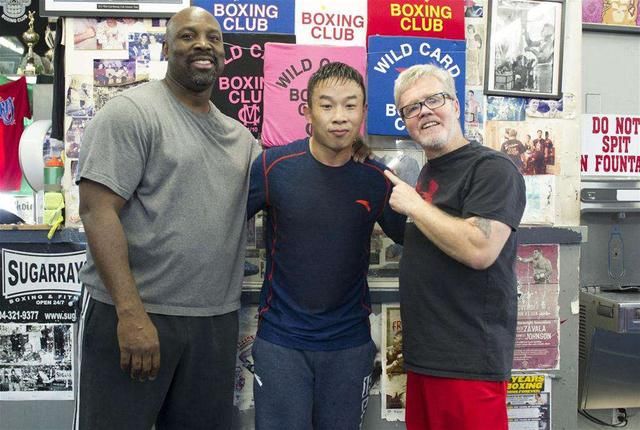  步枪|实拍中国拳王持步枪长刀抗击匪徒！最后将其KO