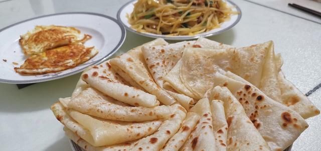  婆婆|婆婆每次来都让我做的卷饼，一次烙两张，薄如纸，又软又劲道。