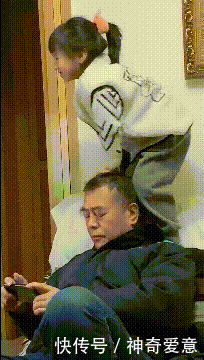  女子|同事的闺蜜，大家都说右边的最漂亮，但我果断选择了白衣女子