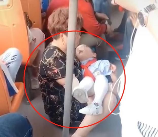 外孙女|公交车上姥姥抱着熟睡的外孙女蹲地上，无人让座，网友：心寒啊