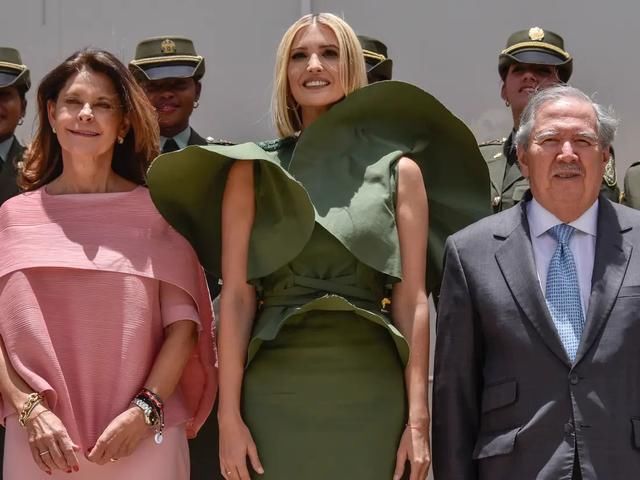 米歇尔|米歇尔穿裙遇狂风花容失色!还是梅拉尼娅段位高,压住裙摆像梦露