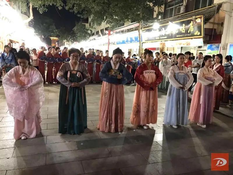  夜市|炫｜体验汉服汉礼 敦煌夜市上演“穿越”秀