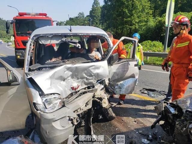  挤扁|出隧道时临时变道，两车相撞，车头都被挤扁了