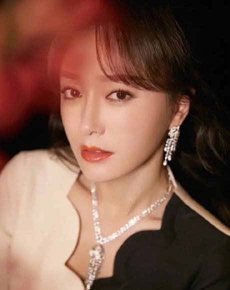  有种|有种“逆生长”叫秦岚, 穿黑白拼接裙优雅迷人, 一点不像70后