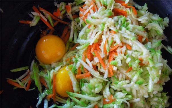  将胡萝卜|入秋后最爱这道菜，5元钱炒一大盘，晚餐吃它身材好！