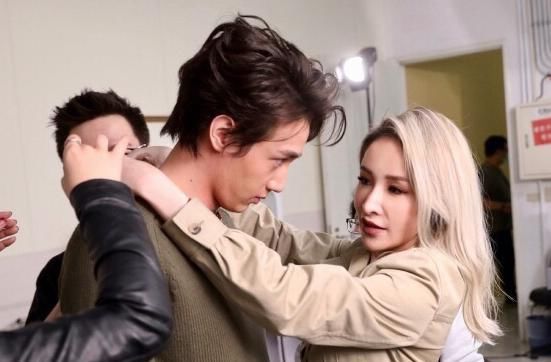  萧亚轩|富婆的「不快乐」，你也想象不到啊...