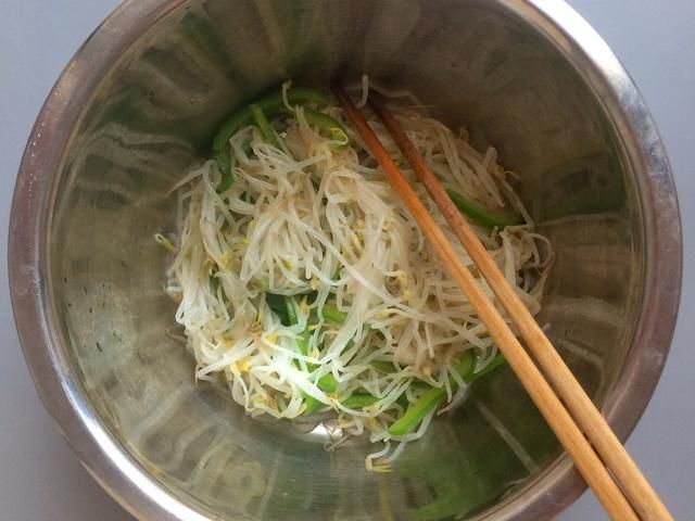  不到|夏天豆芽凉拌着吃，清凉爽口，一盘菜成本不到2块钱，全家人吃