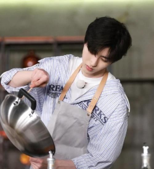 蔡徐坤|跑男成员私下聚会,蔡徐坤满脸油光,baby的素颜状态让人意外