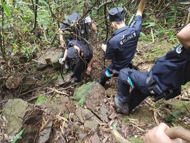 衣服|扛着一辆摩托车在山上逃窜！浙江持刀抢劫犯落网，逃亡中曾偷稻草人衣服伪装流浪汉，几天里只吃了一个南瓜