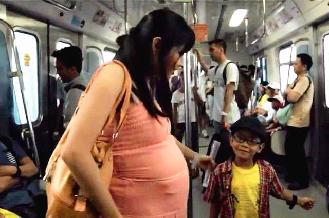 羞辱|“车都买不起，还有脸生孩子？”孕妇挤地铁被羞辱，引乘客怒怼