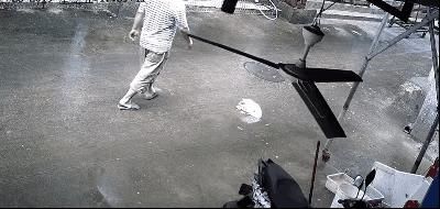  业主|天上掉下辆自行车，邻居家被砸个大窟窿…该罚！