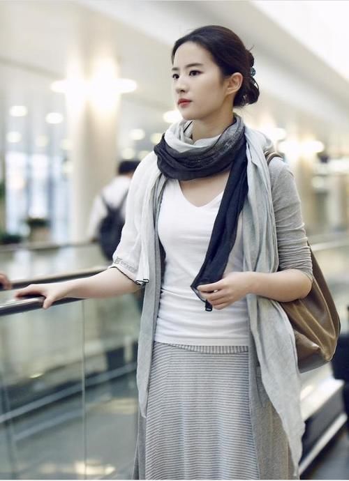 元素|刘亦菲又穿条纹元素，一件条纹裙坐在敞篷车上，佩戴金项链显贵气