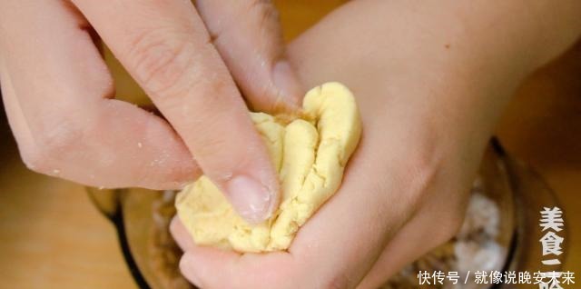 地瓜叶|红薯花样吃法，蒸煮炸炖都不如这样煎着吃，夹心流糖怎么都吃不够