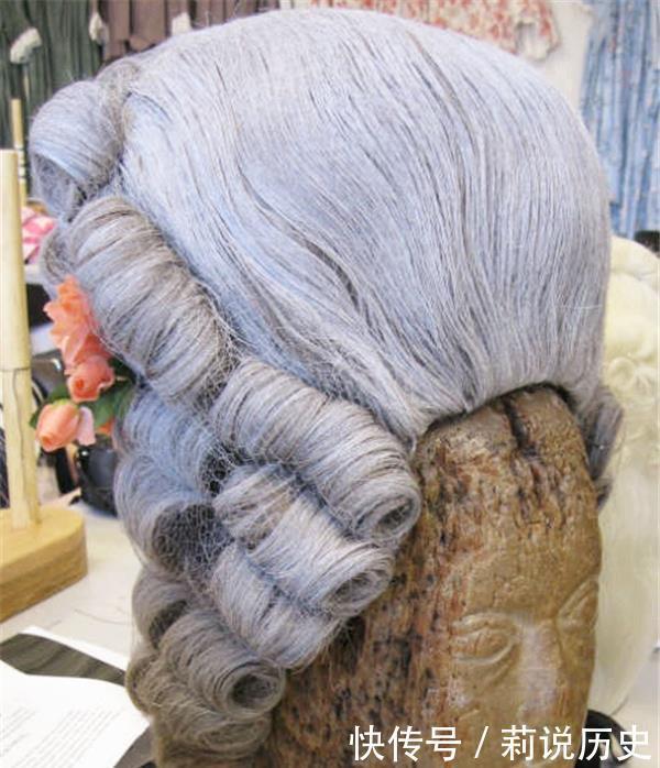 奇葩|在历史上虽难以置信,却真实流行过的7个“奇葩”的女性时尚事物