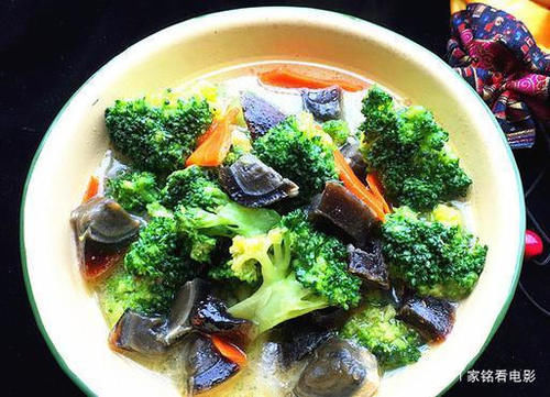  精选|美食精选：韭菜煎豆腐，锅式腊味饭，锅巴土豆，上汤西兰花的做法