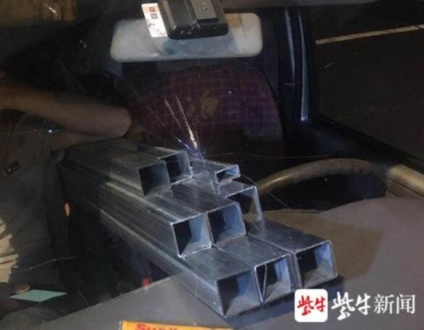  违规|面包车违规运载超长货物，前挡玻璃都被顶裂了