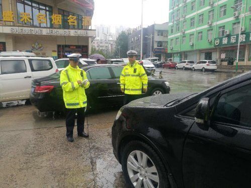 车辆|新区交警集中整治乱停乱放！本月纠正违停3000辆，拖移违停车辆100辆