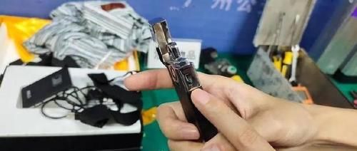 钞票|细思极恐！钞票夹藏偷拍摄像头