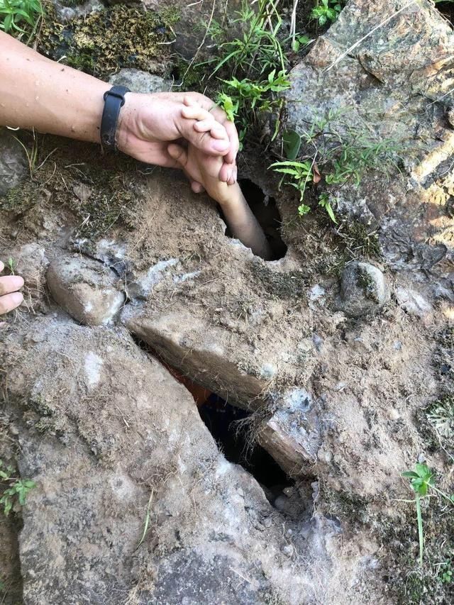  岸边|7岁孩子河里游泳突然不见了！再一看，岸边涵洞伸出一只手……