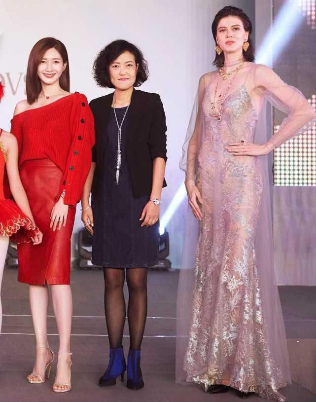  疏影|江疏影穿红色太惊艳！一身红色look精致高级，身材高挑很有欧美范