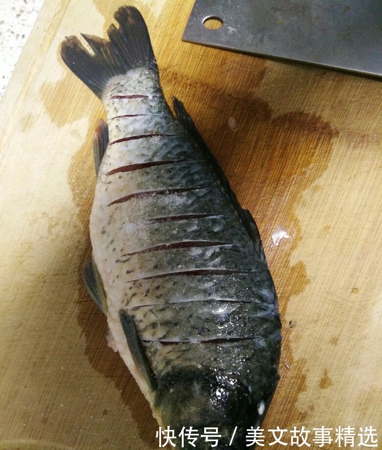 易学|无保留分享《煎焖鲫鱼》的做法，香味浓郁，做法简单易学