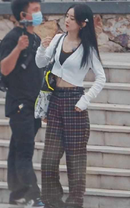 故意|赵丽颖把包"打码",以为故意引争议,看清图案:才懂欠她一句谢谢