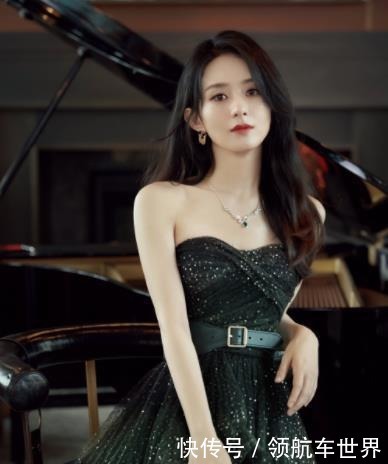 披头散发|赵丽颖拍摄没开空调,大热天披头散发,肩膀垫毛巾吸汗很朴实