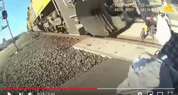  残疾|加州66岁残疾男平交道口轮椅被卡，女警跳车舍命相救轮椅瞬间被火车撞烂！