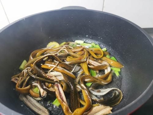  鲜味|天热，三人午餐我这样做，两菜一汤咸鲜味美，30分钟可上桌