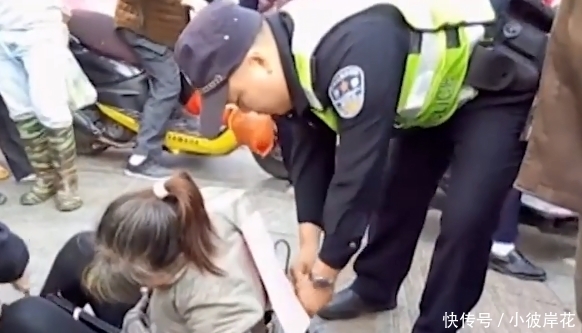 被绑|菜市场偷猪肉，女子被绑街头示众，市民驻足拍照围观