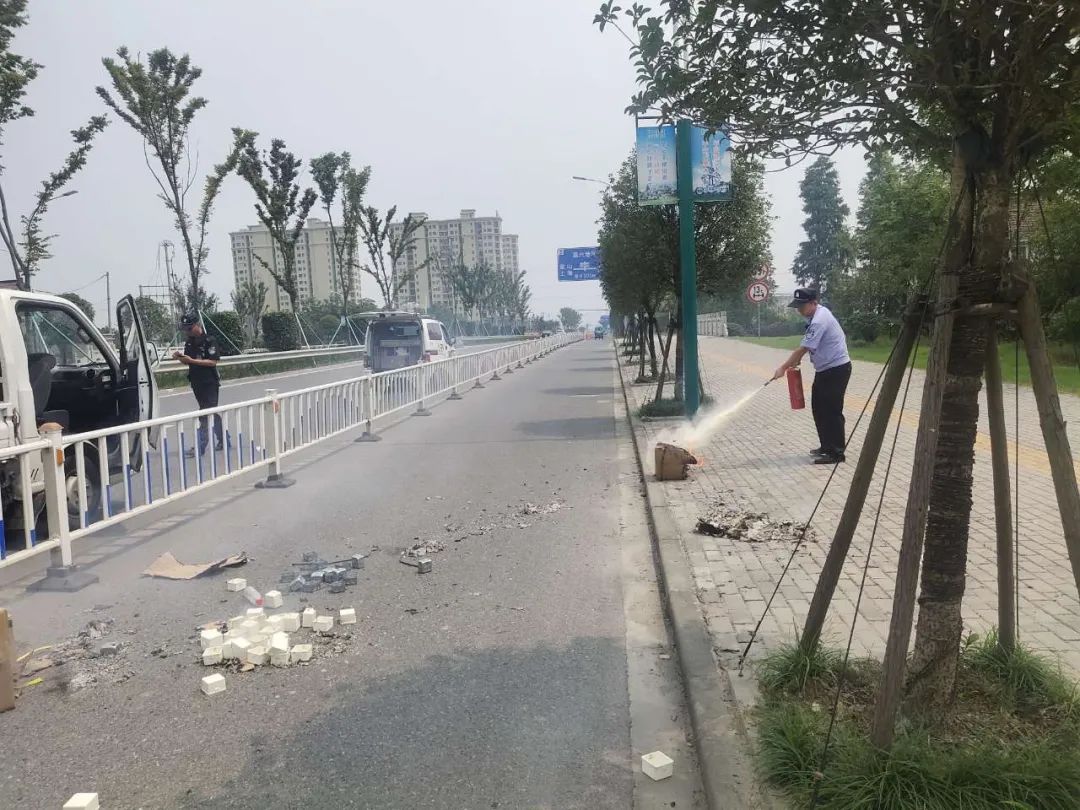 冒烟|行驶途中,车子冒烟,下一幕很暖心!