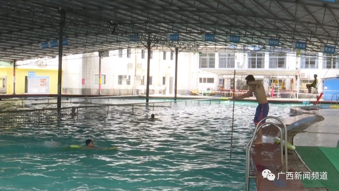  心碎|心碎！7岁男童泳池内溺亡，事发时爸爸正给手机...