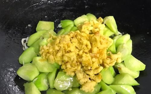 此物|丝瓜和此物是天生一对，每天炒一盘，排出毒素，补钙质，肌肤嫩滑