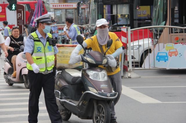  郑州|郑州交警开展“一盔一带”安全守护行动！