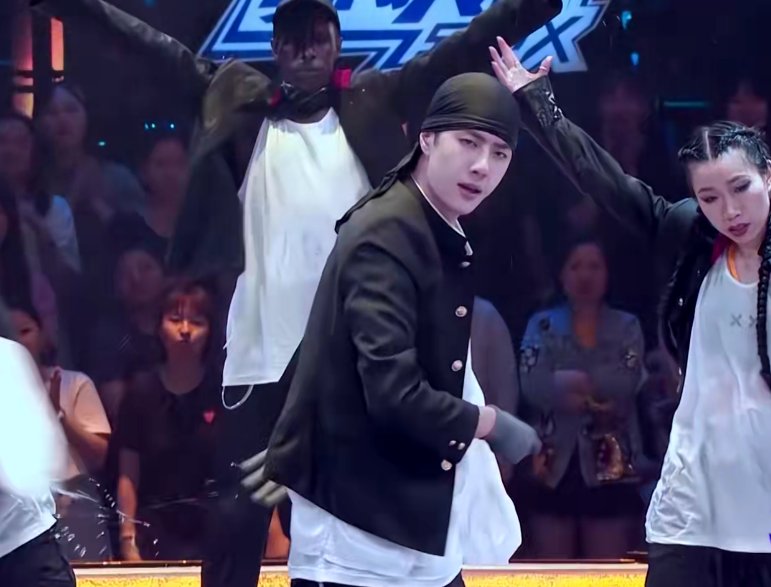  上场|王一博水舞台燃炸了，当镜头特写他的舞蹈动作，确定是带伤上场？