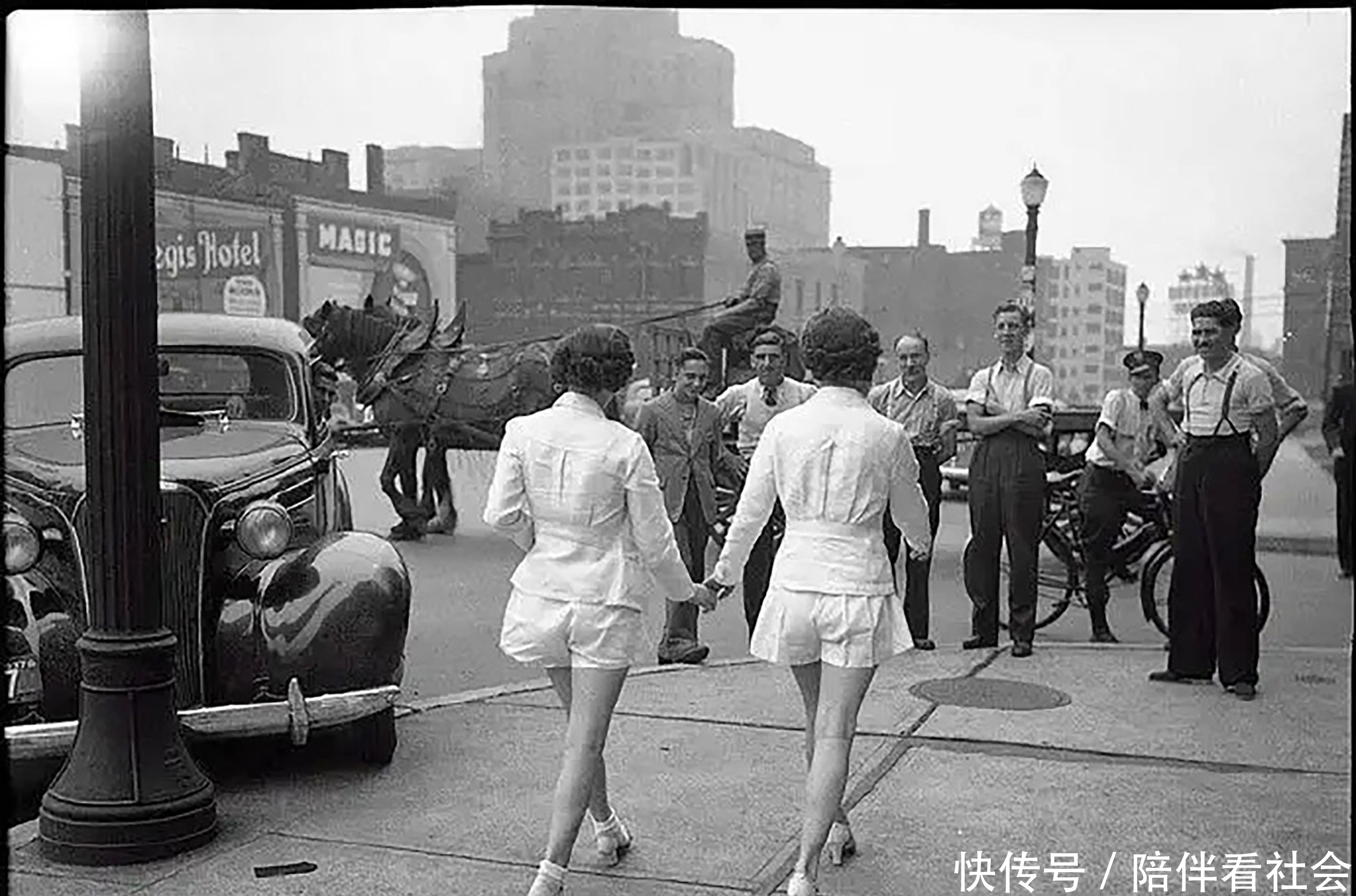 参观|历史罕见照:躺棺材中的墨索里尼,参观女子学院的希特勒,坦克上煎蛋的德军