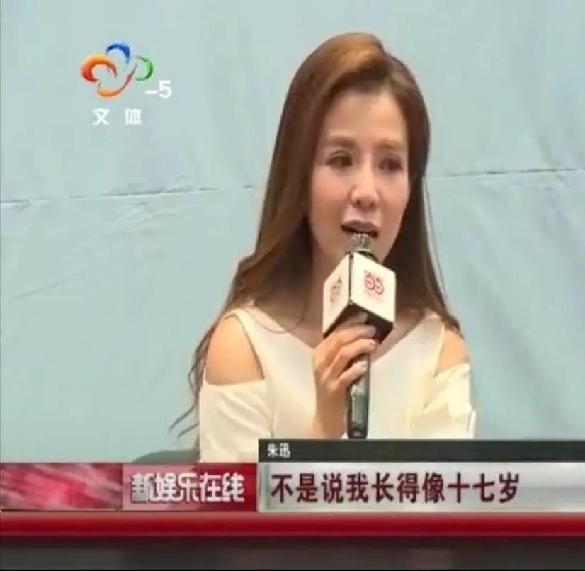  嘴里面|央视主持人朱迅身体告急？一天录制17场节目，《星光大道》上台需被助理搀扶？