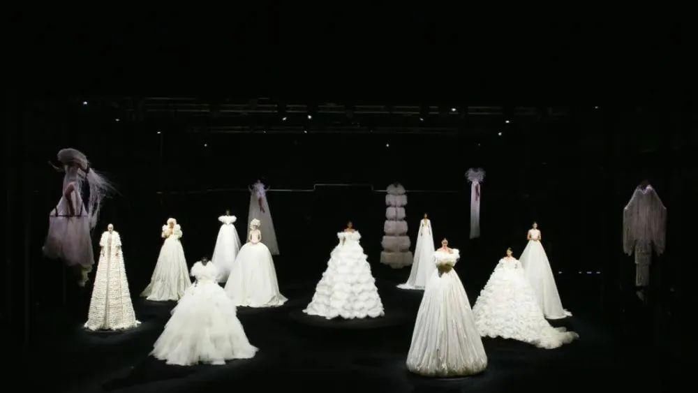  高级|Valentino2020秋冬高级定制，一次人与数码技术的对话