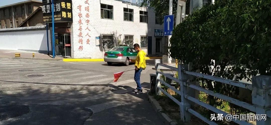 营造|美团外卖骑手变身文明行为大使，携手交警部门营造良好通行环境