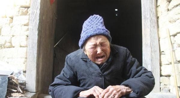  养老|为生儿子送走女儿，如今却让长大后的女儿养老，网友评论：过分了