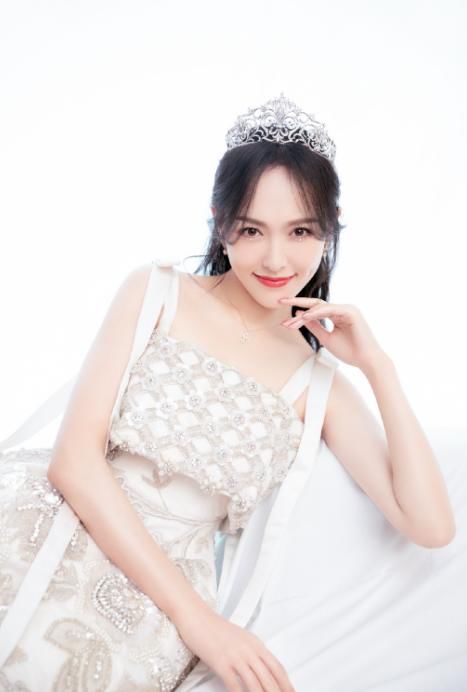 双腿|唐嫣穿公主裙出席活动，生图暴露真实身材，双腿修长没有一丝赘肉