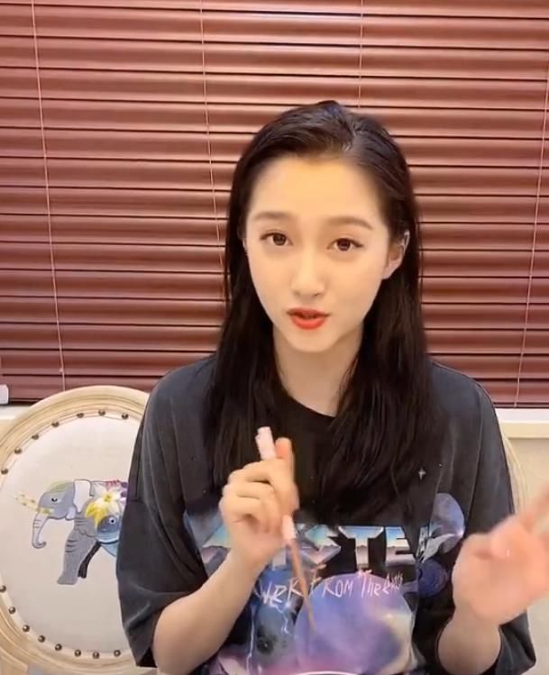 吃饺子|别人吃饺子顶多蘸醋，看到关晓彤就着啥吃的，敬你是条汉子！