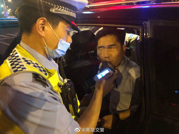  查酒|看见交警查酒驾主副驾换座，结果醉驾换酒驾