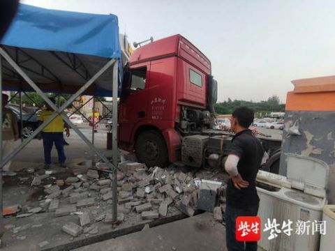  驾驶室|小货车“行驶”200米闯红灯撞倒两电动车，货车驾驶室内竟空无一人