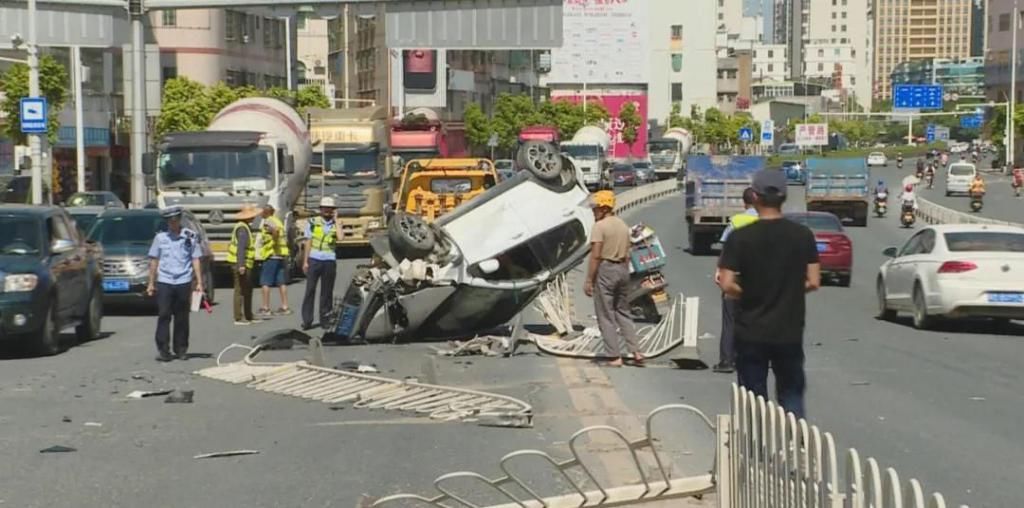  金山|金山大桥一小轿车撞倒护栏后翻车，所幸事故未造成人员伤亡