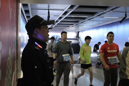 武汉轨道公安投入1300余名警力守护汉马，女选手因低血糖晕倒地铁站被及时救助