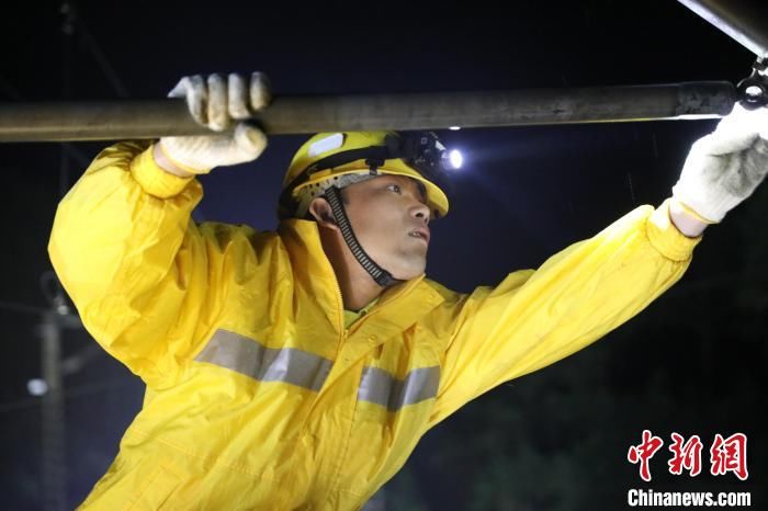 广西“蜘蛛侠”雨夜检修接触网 保“五一”列车运行安全